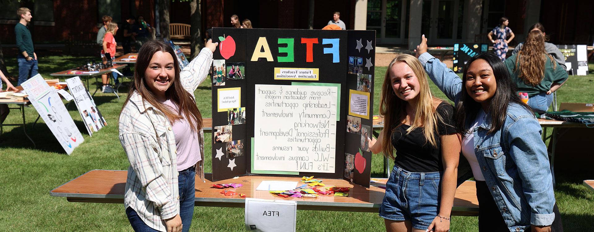 Students at the FTEA club table at OrgSmorg